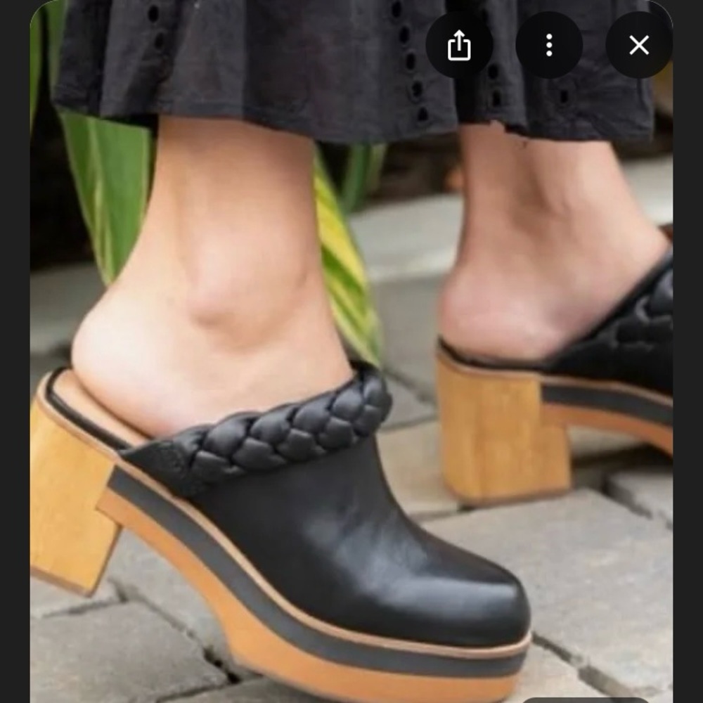 NWOT! Bernardo Black Leather Clogs with Wooden Heel - Picture 2 of 7